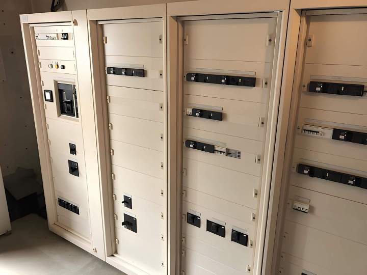 Solutions électriques industrielles fiables pour des performances durables